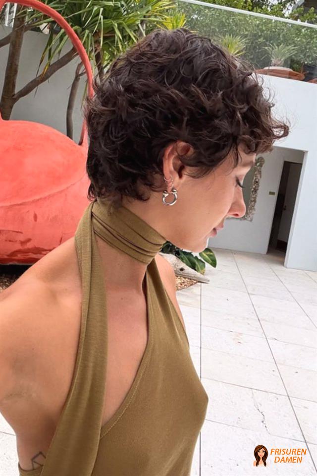 Lockiger Kurzhaarschnitt