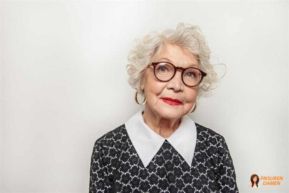 Lockiger Pixie-Cut – Kurzfrisur für Frauen über 70