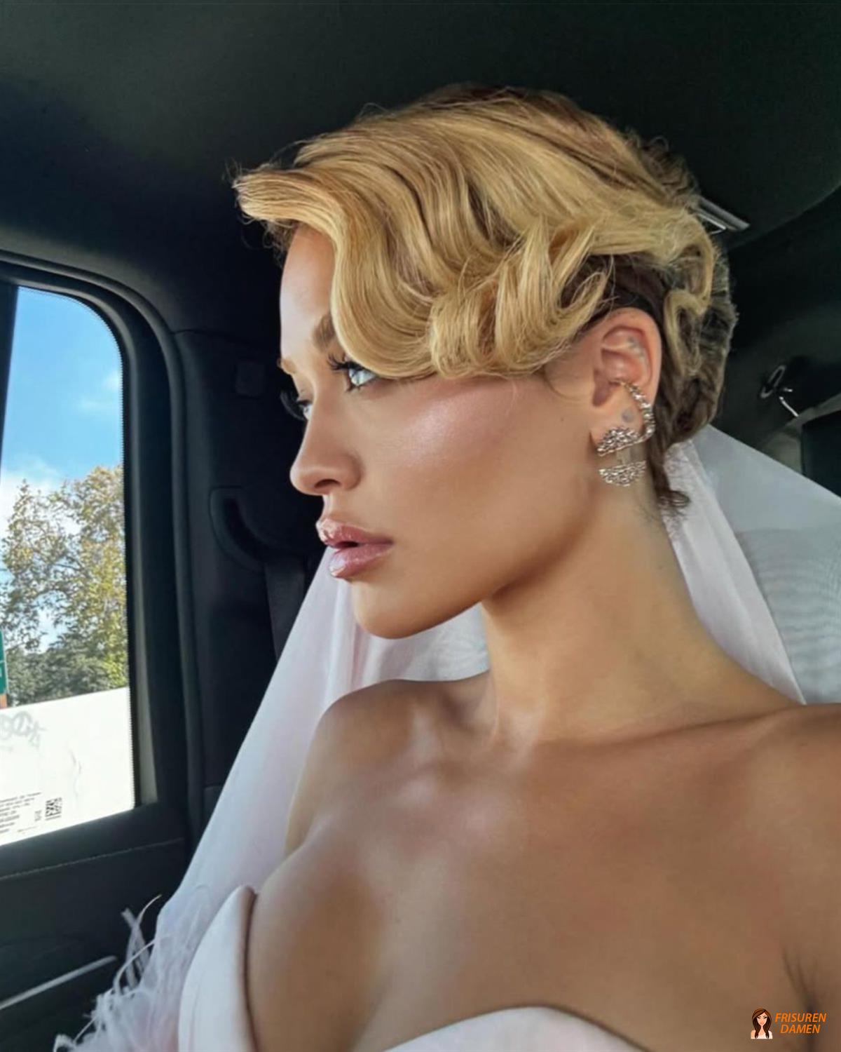 Hochsteckfrisur mit California Blonde