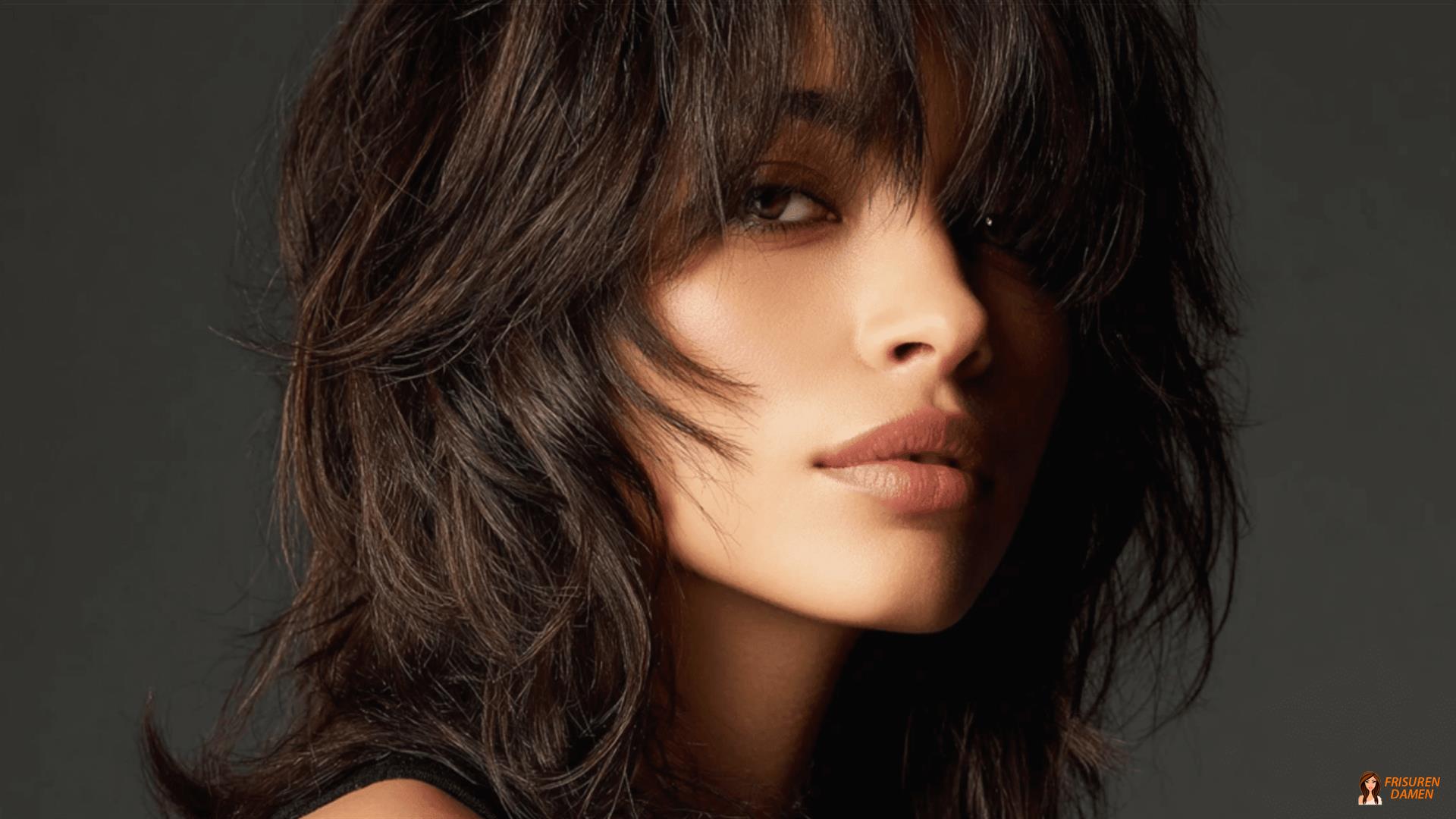 Mittellange Shag-Frisuren für Frauen