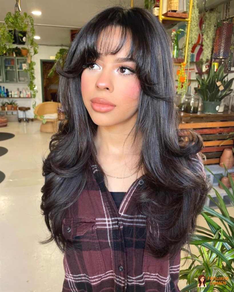 Moderne Curtain Bangs Frisur für Frauen mit weichem Fall und natürlicher Bewegung im Haar