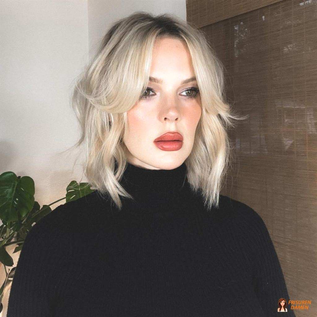 Platinblonde Frisur mit Curtain Bangs für Frauen, elegant und modern gestylt