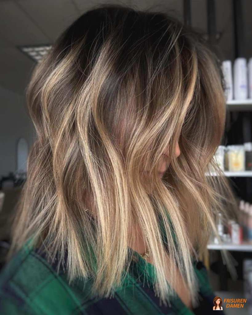 Beach Waves mit blonden Strähnen