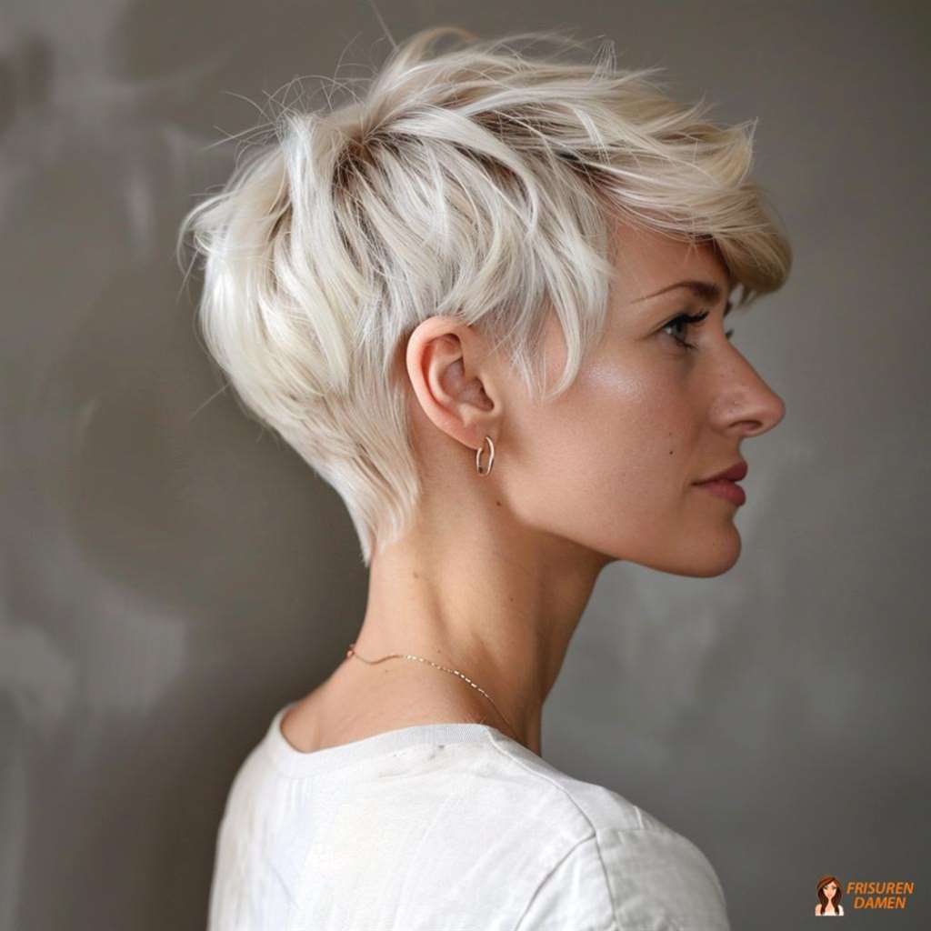 Moderner Grau-Pixie für Frauen ab 60 ohne Brille mit präziser Kontur