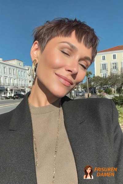 Moderner strukturierter Pixie Cut 2026 für Frauen mit dunklem Ton und fransigem Pony-Look