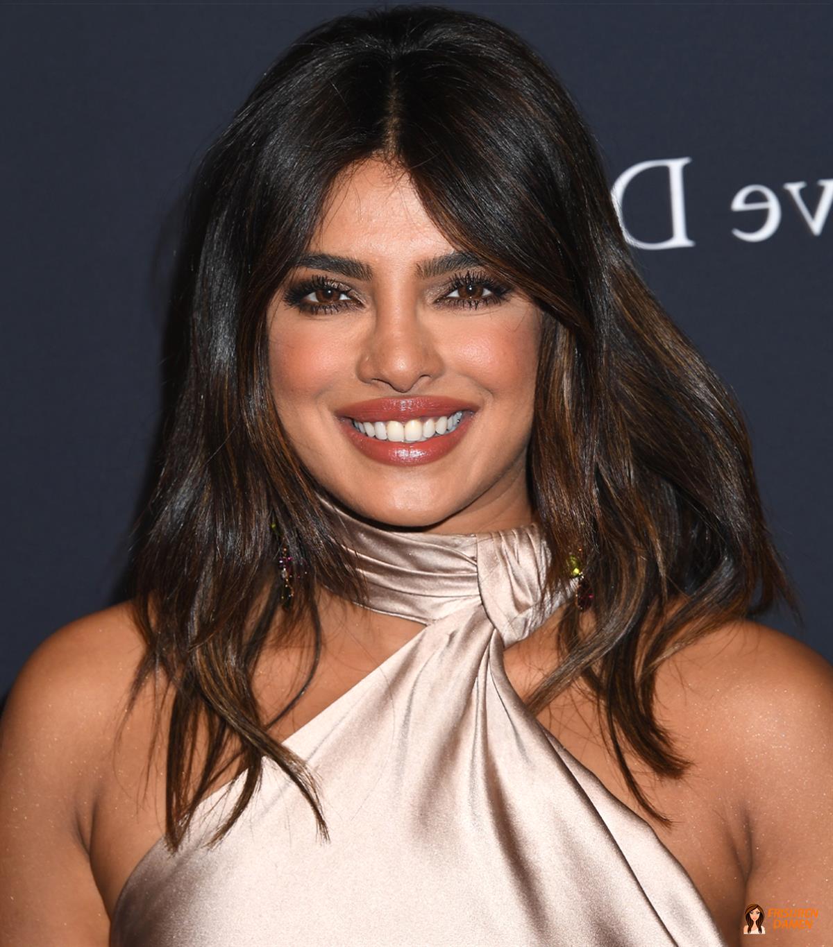 Curtain Bangs natürlich integriert