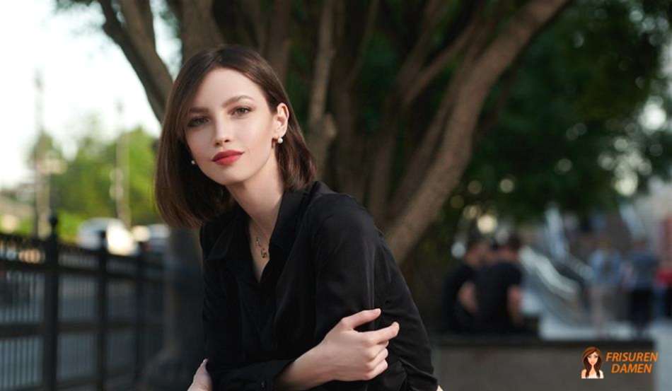 Nackenlanger Lob nach hinten gekämmt