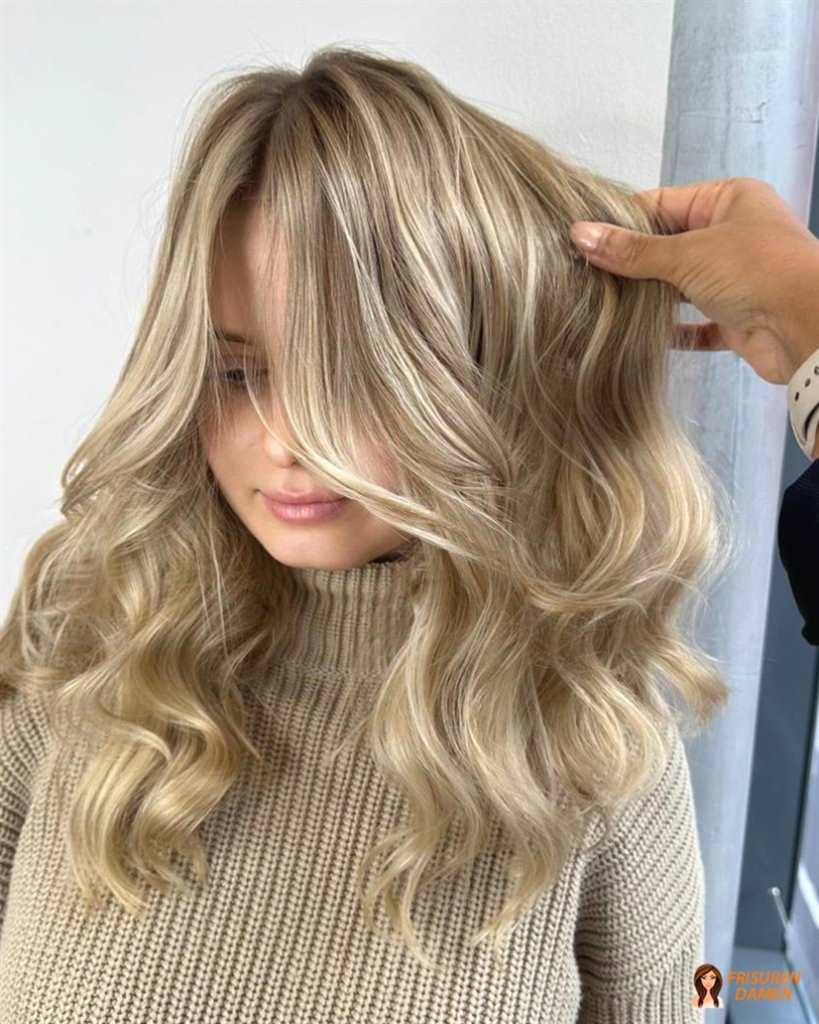 Natürliche Dynamik mit kühlen Akzenten für Frauen, aschige Strähnen mit weichem Verlauf und natürlichem Schwung