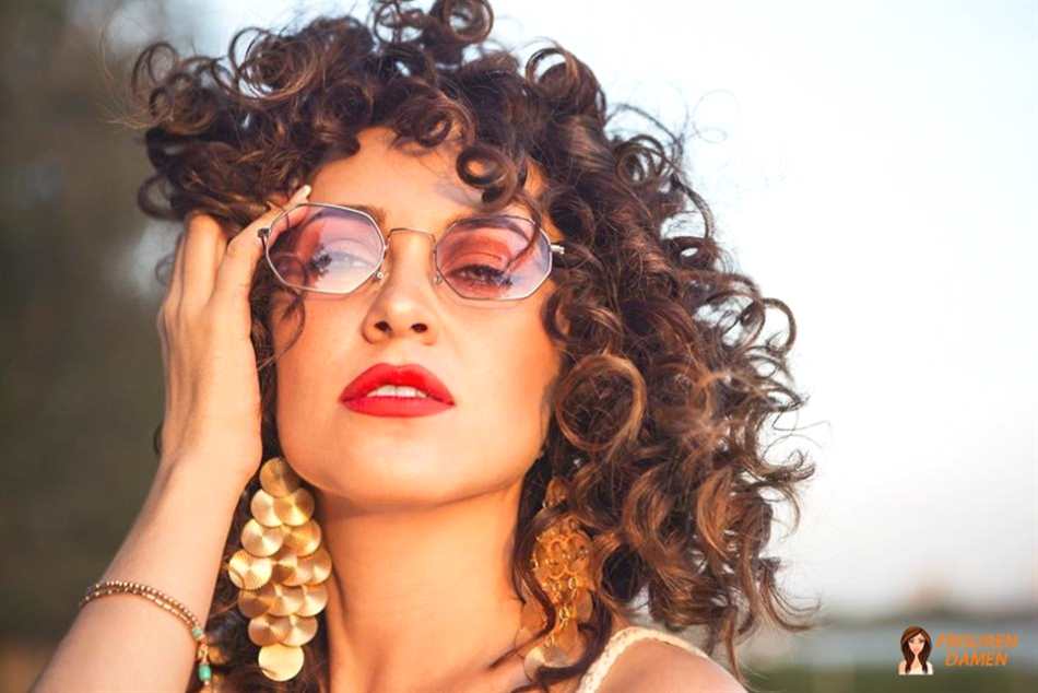 Natürliche Locken – freier Festivallook mit Bewegung