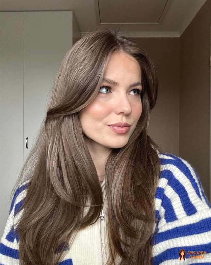 Natürliche Curtain Bangs Frisur für Frauen mit sanfter Kontur und harmonischem Ausdruck