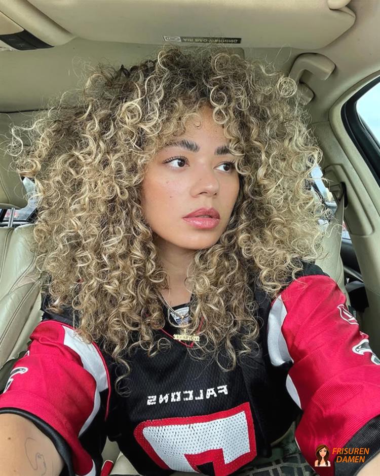 California Blonde mit natürlichen Locken