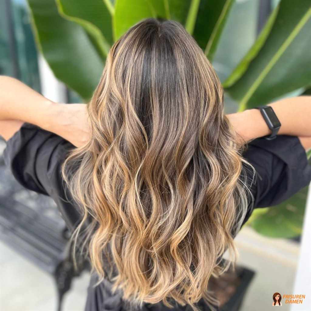 Natürlicher Balayage Flow bei dunkelblonden Haaren