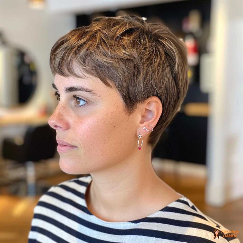 Natürlich gewellter Kurzhaarschnitt für Damen mit sanfter Bewegung