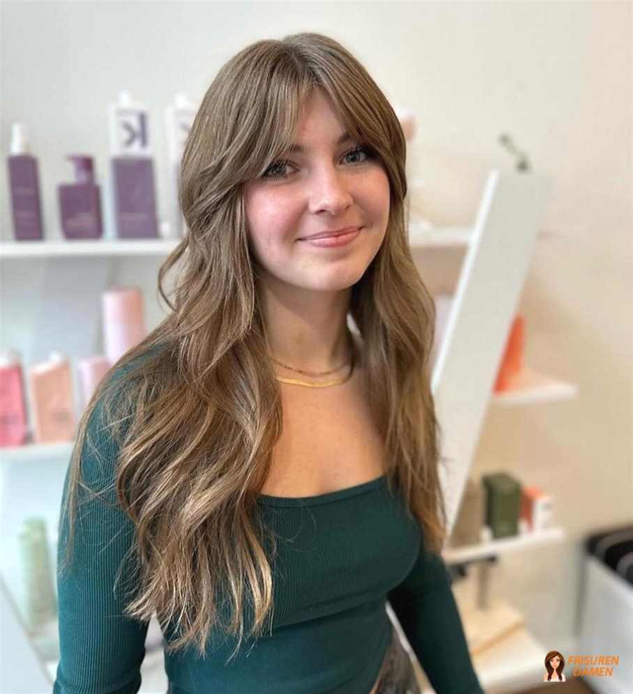 Natürlicher Look mit Curtain Bangs für Frauen, dezent gestuft und weich fallend