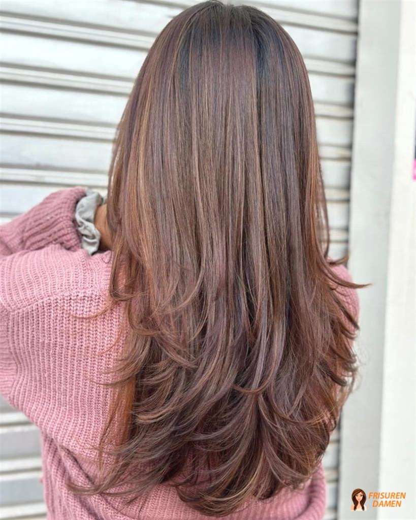 Natürliches Braun Balayage für Frauen mit dezenten Lichtpunkten, weichem Verlauf und gesundem Glanz