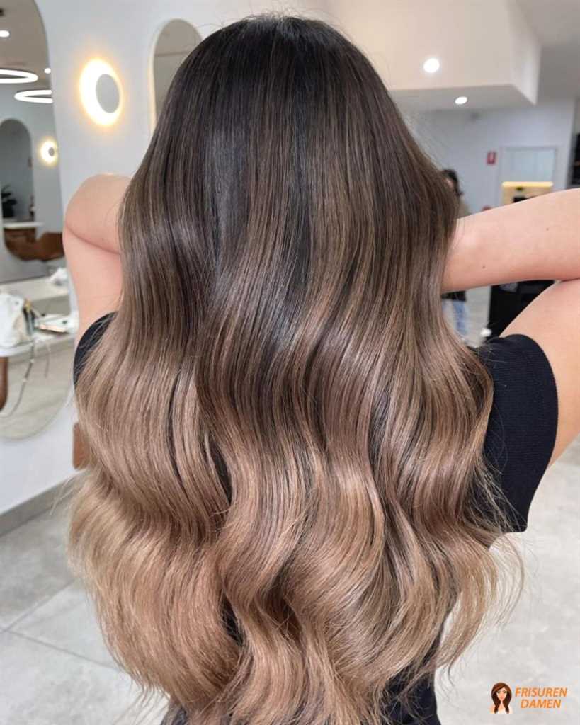 Ombre Braun Balayage für Frauen mit weichem Übergang, helleren Längen und natürlicher Dimension