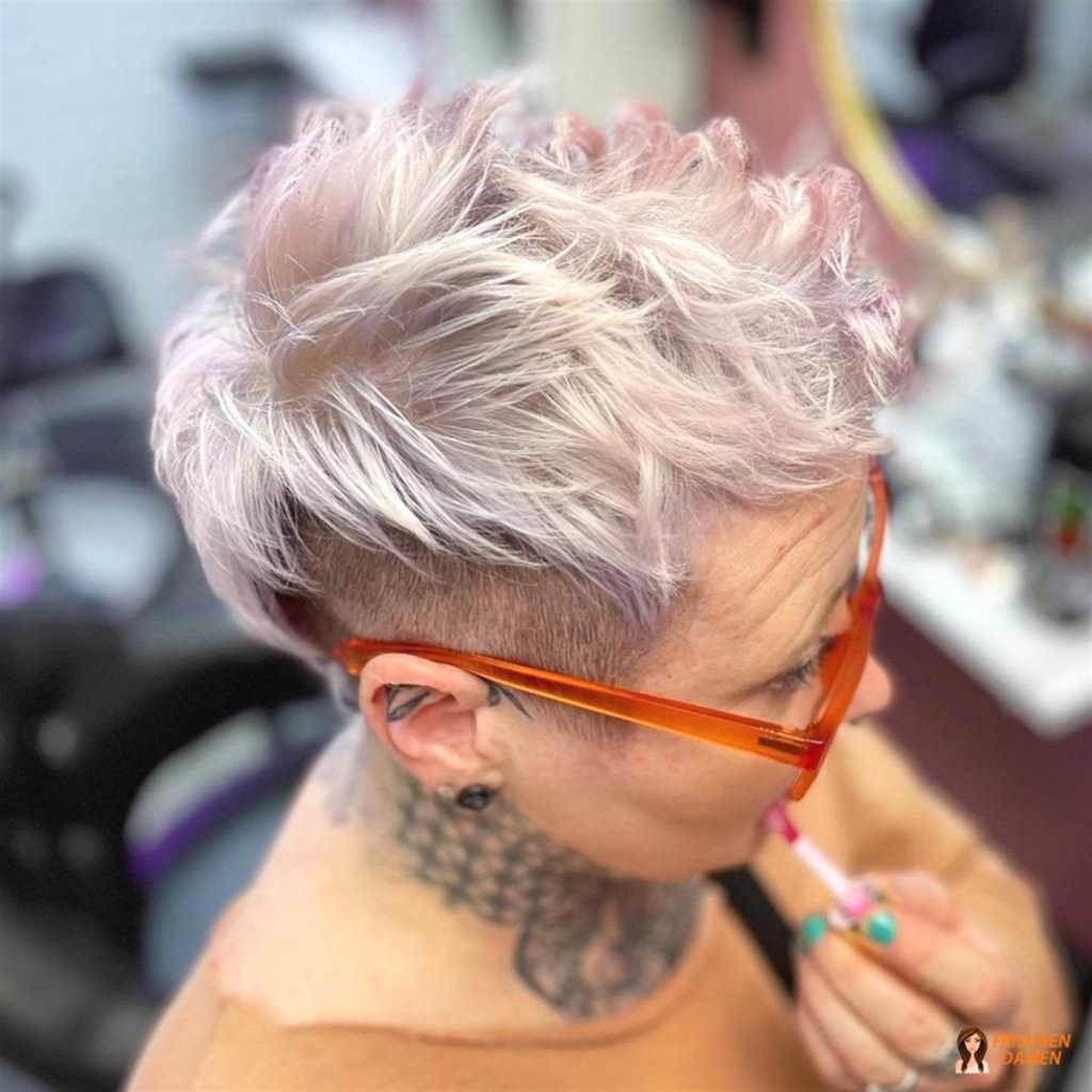 Kurzhaarfrisur mit pastellfarbenem Akzent und individueller Note