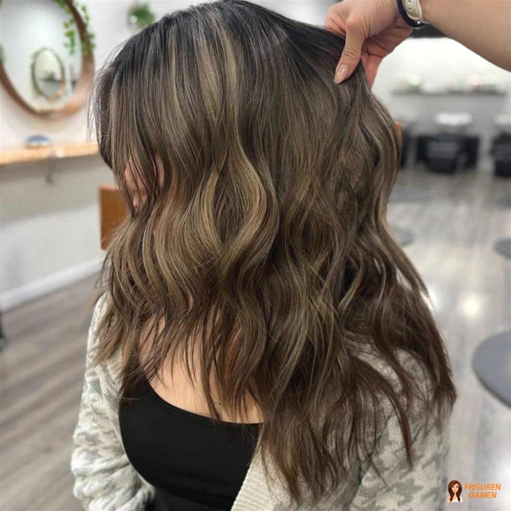 Sonnenkuss-Highlights mit weichen Wellen – natürlicher Glow