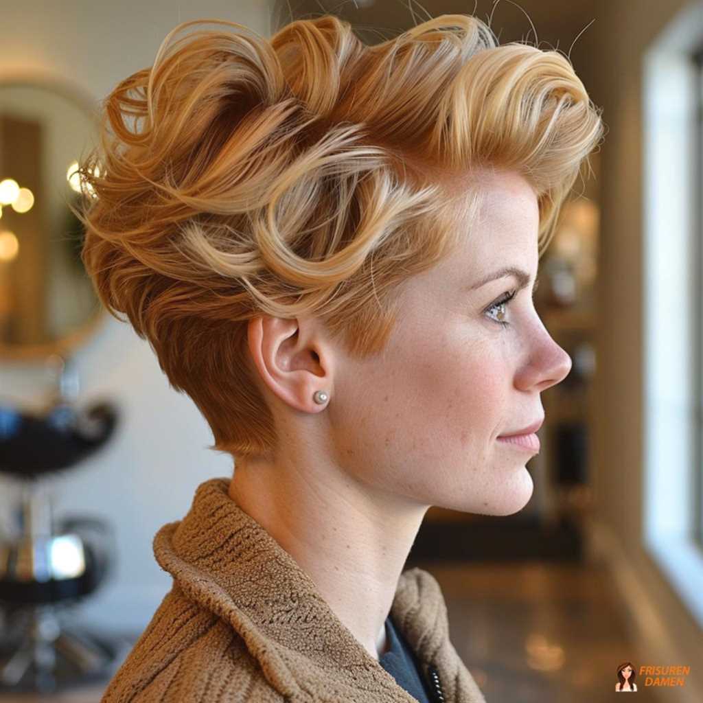 Pixie Cut in Blond 2026 mit voluminösen Locken für Damen mit mutigem Trendfaktor