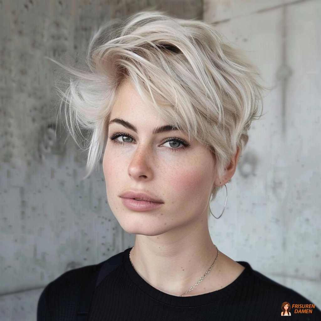 Platinblonder Pixie für Frauen ab 60 ohne Brille mit sanftem Charme