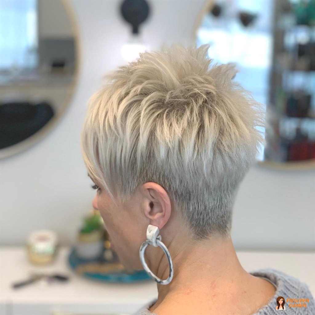 Platinblonder Pixie mit selbstbewusster Ausstrahlung