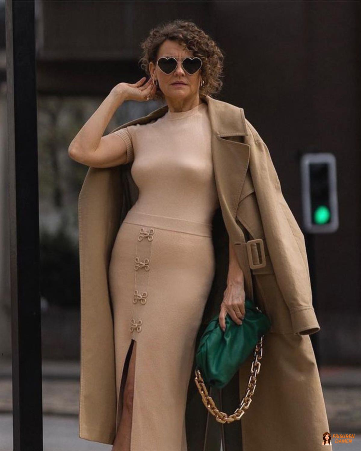 Asymmetrischer Locken-Bob mit definierter Form