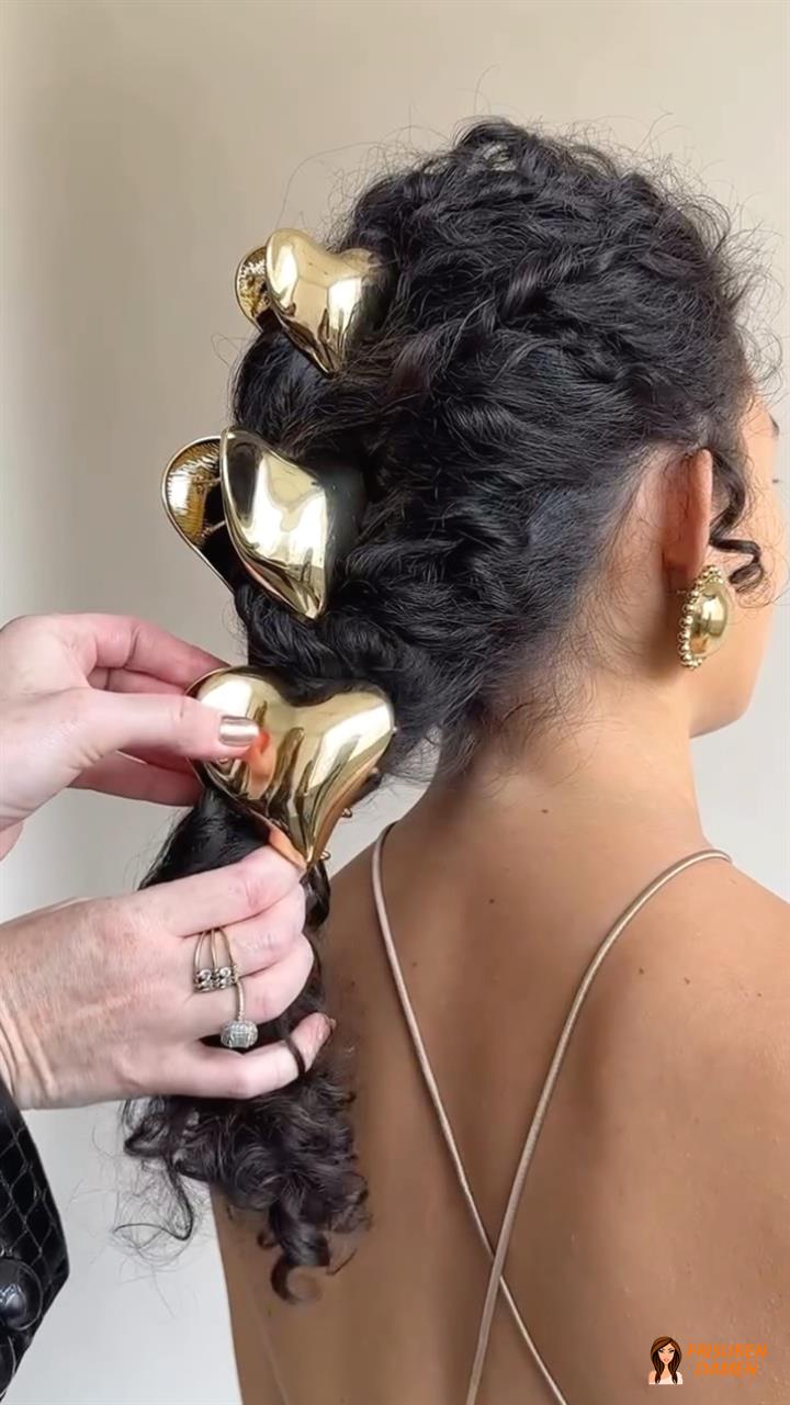 Hochsteckfrisur mit romantischen Haarspangen