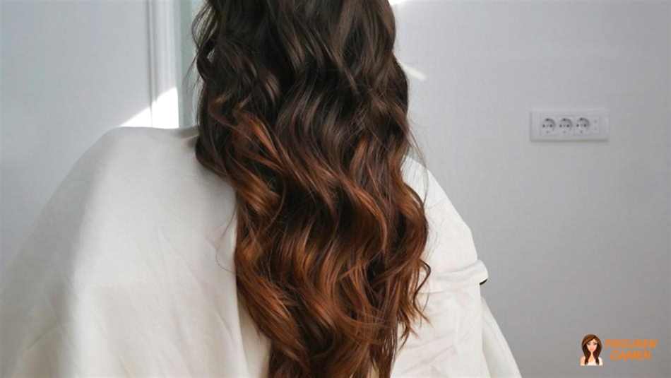 Rotbraune, kupferfarbene und burgunderrote Strähnchen in schwarzem Haar