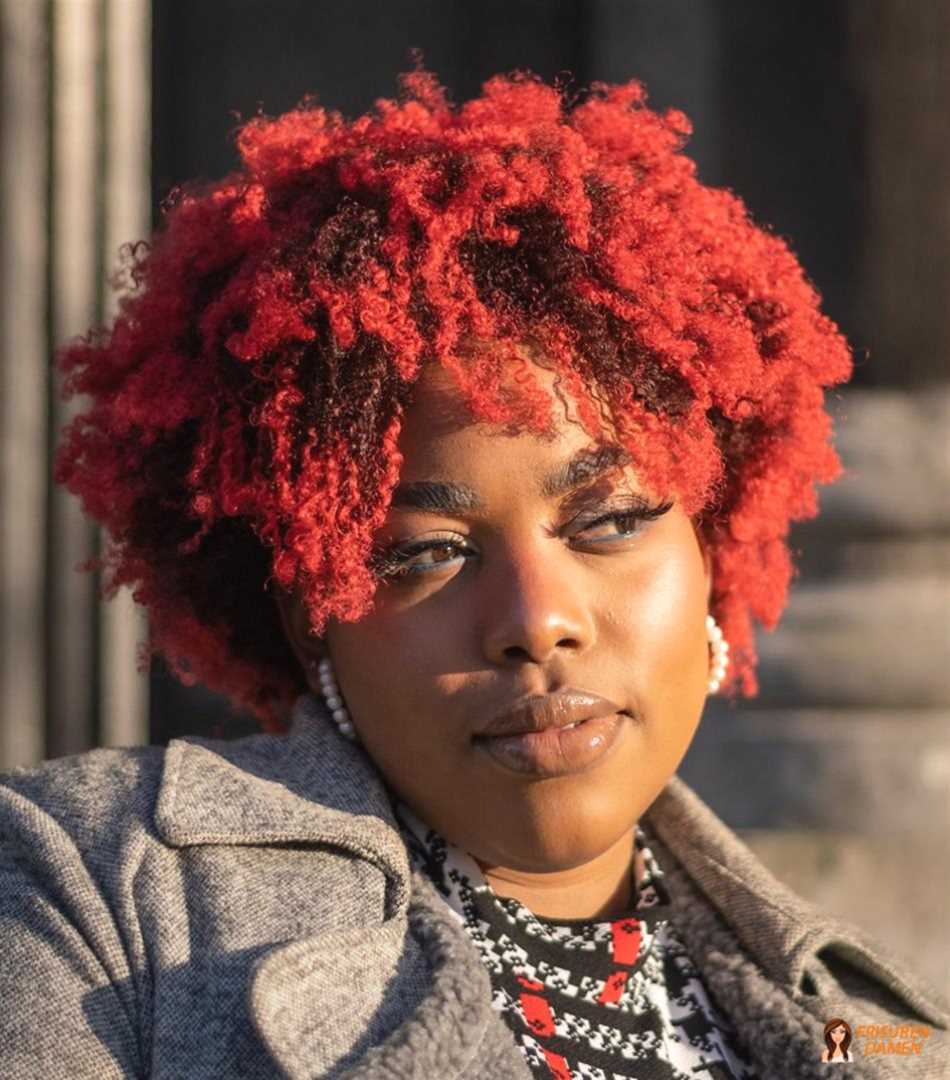 Rotes Haar bei dunklem Hautton