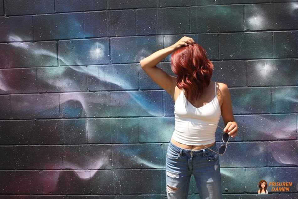 Rotes Haar bei olivfarbenem Hautton