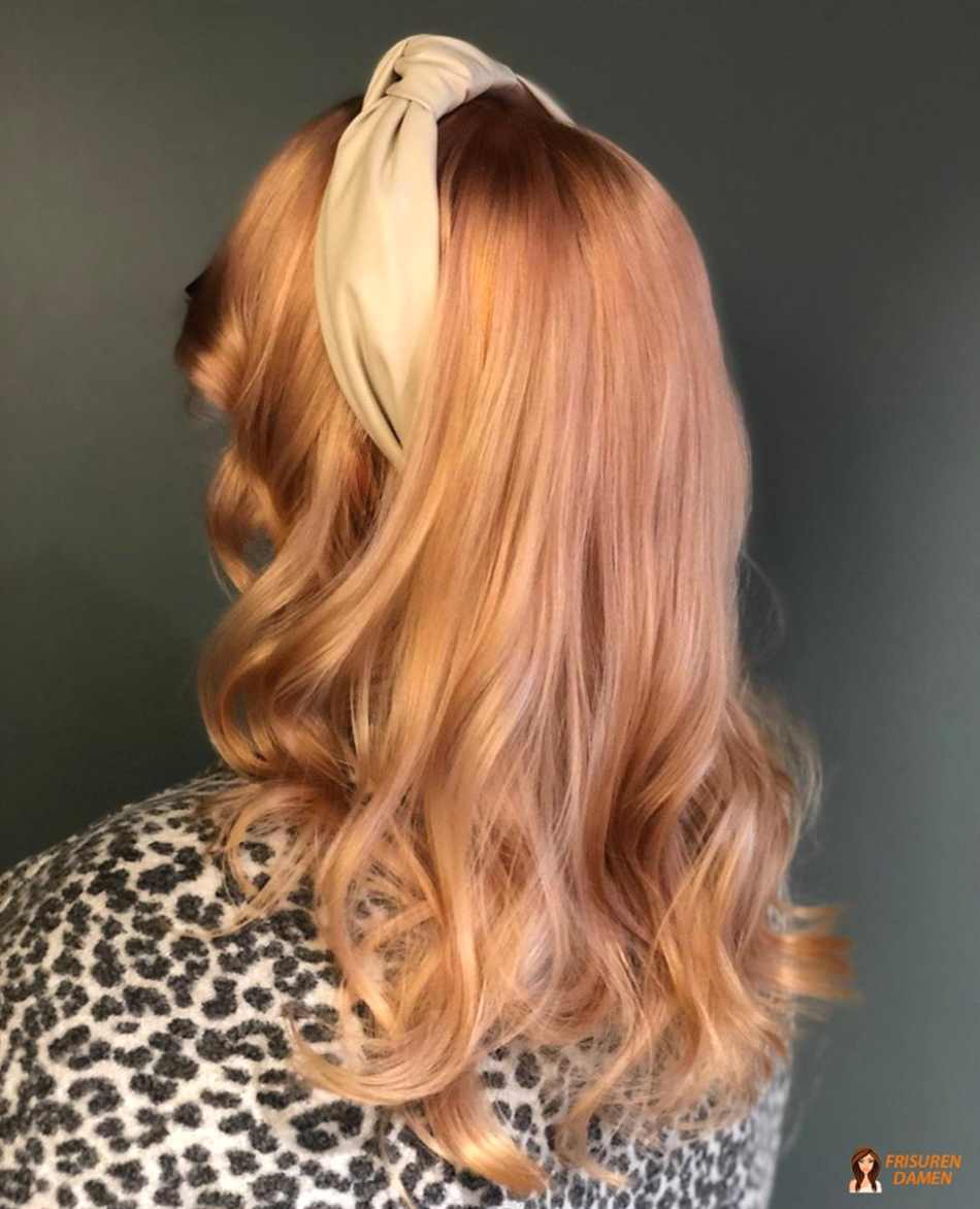 Rotes Haar mit karamellblonden Highlights