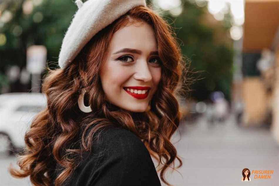 Rotes Haar mit kupferblonden Highlights