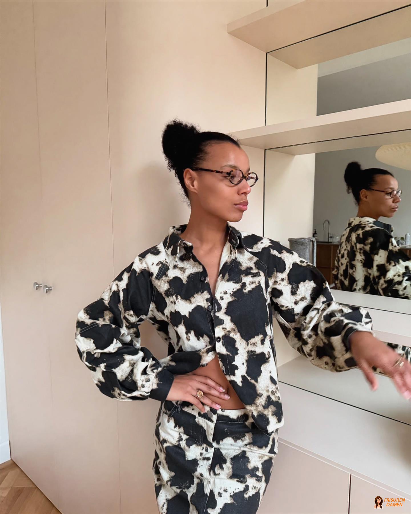 Hochsteckfrisur mit sanften Lockenakzenten