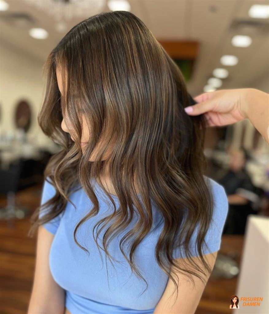 Natürliches braunes Haar mit fließendem Caramel-Balayage