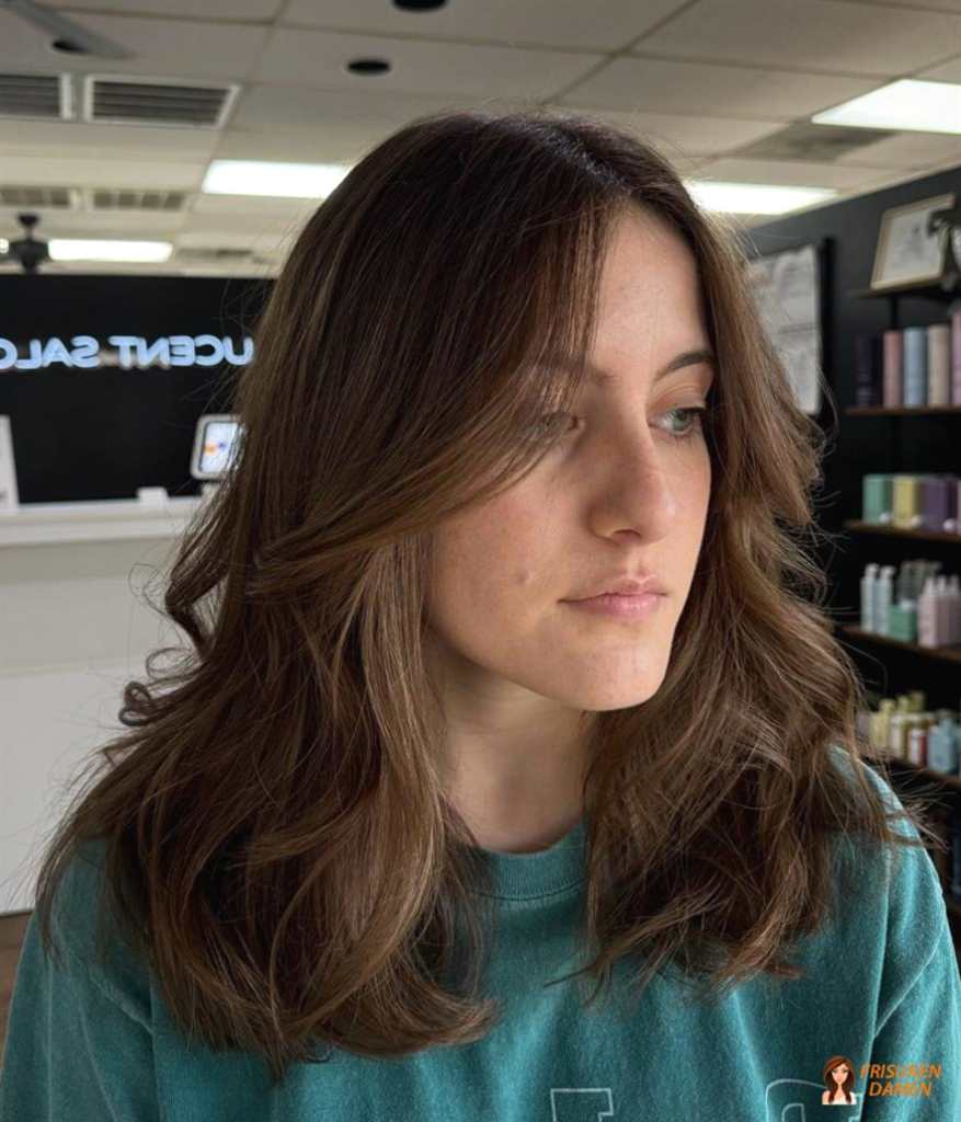 Sanfte Wellenfrisur mit Curtain Bangs für Frauen, die mehr Volumen und Weichheit suchen