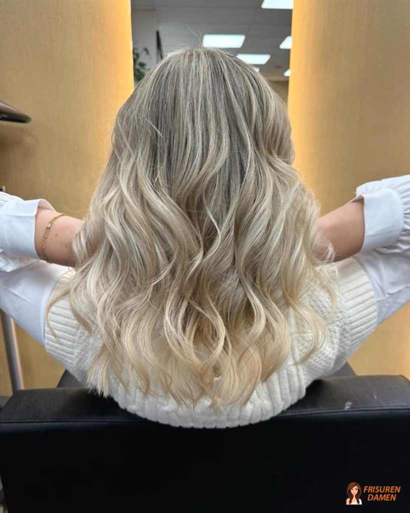 Sanfte Wellen mit kühlen Balayage-Strähnen für Frauen, aschiger Verlauf mit natürlicher Tiefe