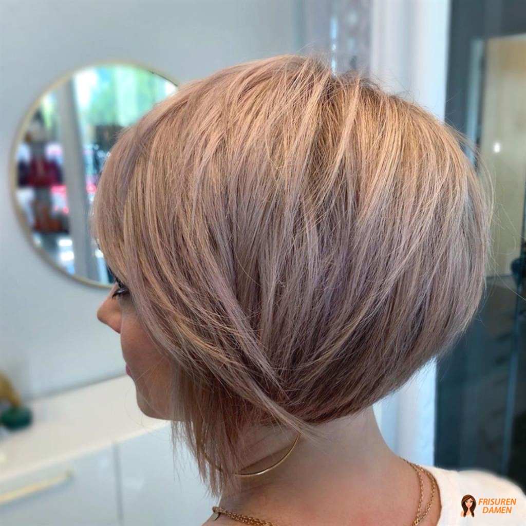 Kurzhaarfrisur mit sanftem Lavendelton