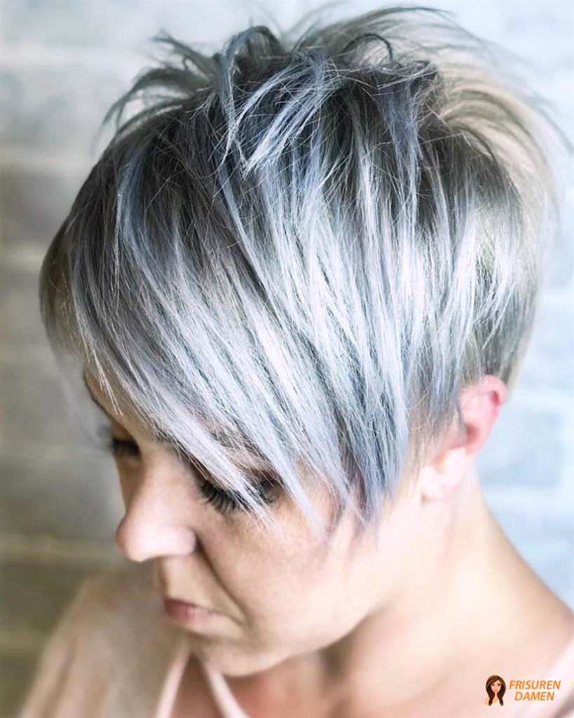 Weicher silberner Haarton mit elegantem Schimmer