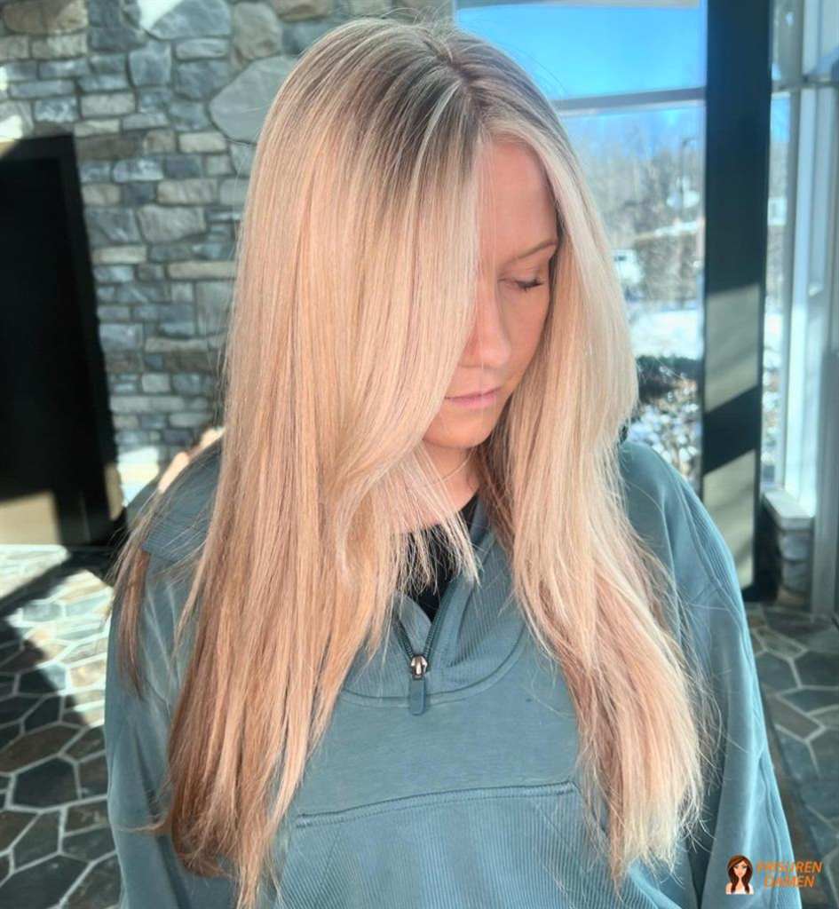 Pastellblonde Curtain Bangs Frisur für Frauen mit schlichter Eleganz und weichem Fall