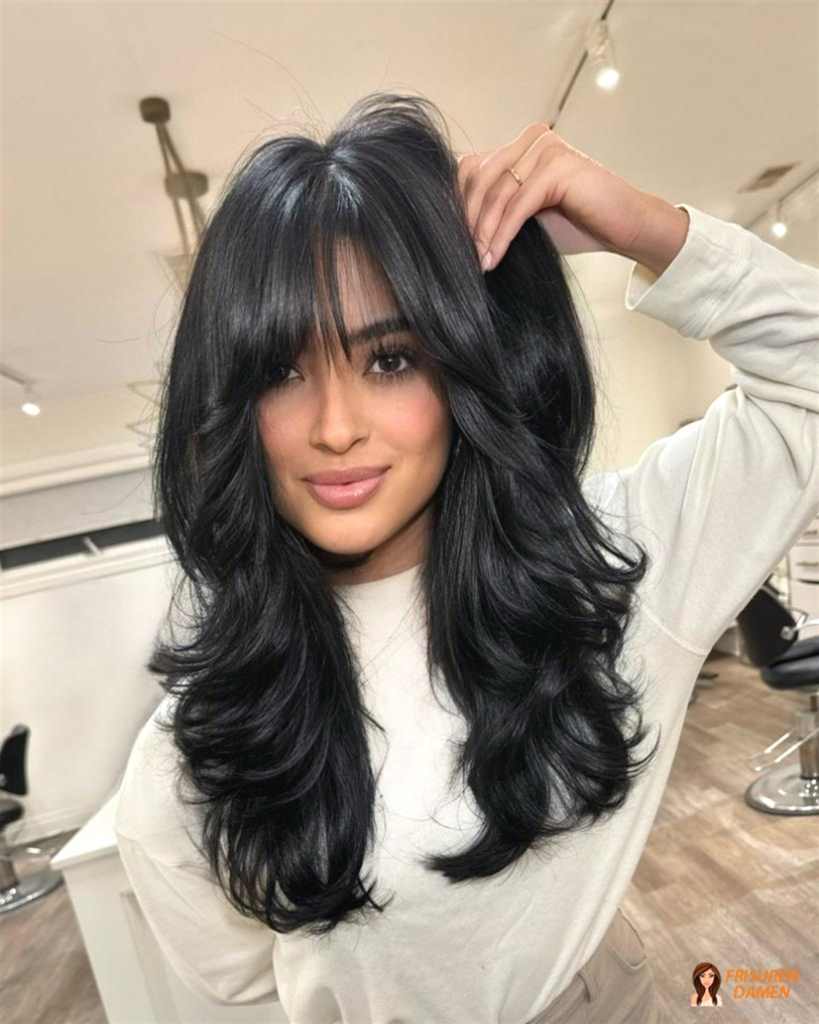 Schokoladen-Glanz mit Curtain Bangs für Frauen, warme Tiefe und gepflegtes Finish