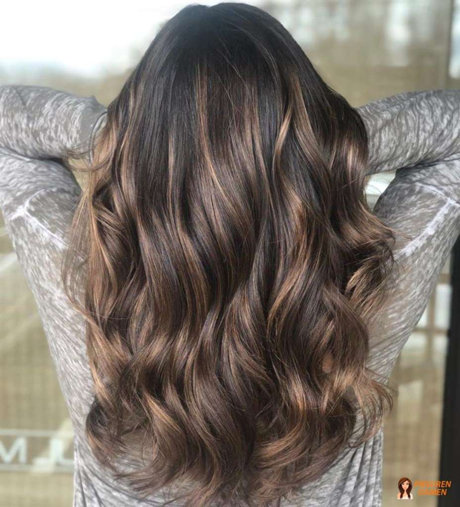 Schokoladenbraun mit honigblonden Akzenten – warm & modern