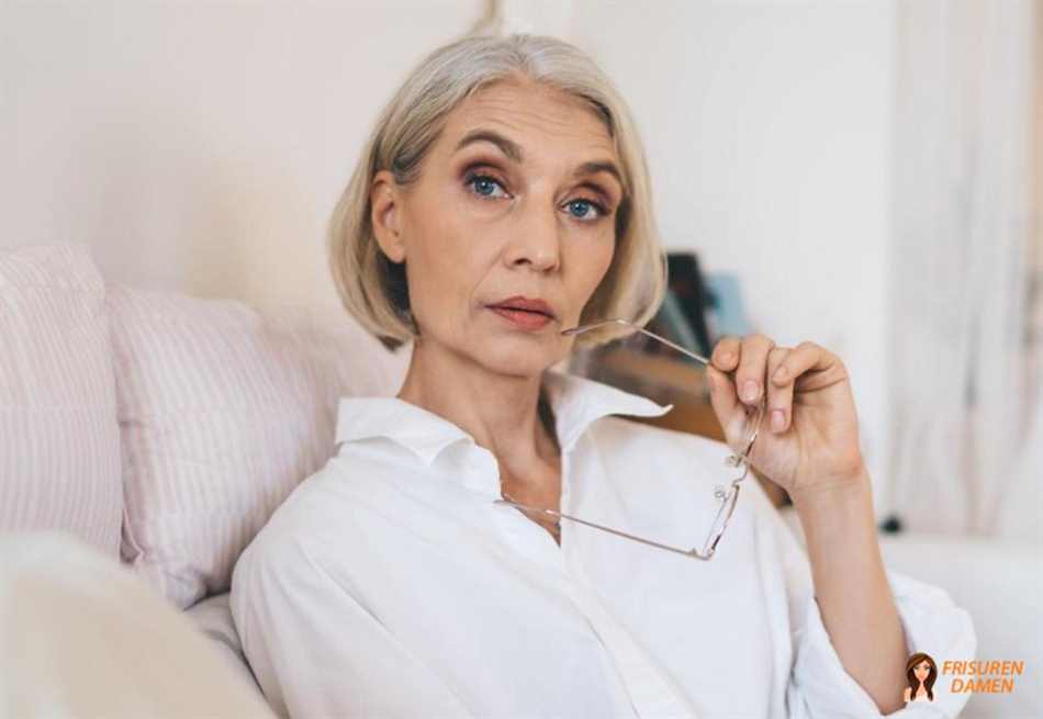 Schräger Bob für stilvolle Frauen über 60