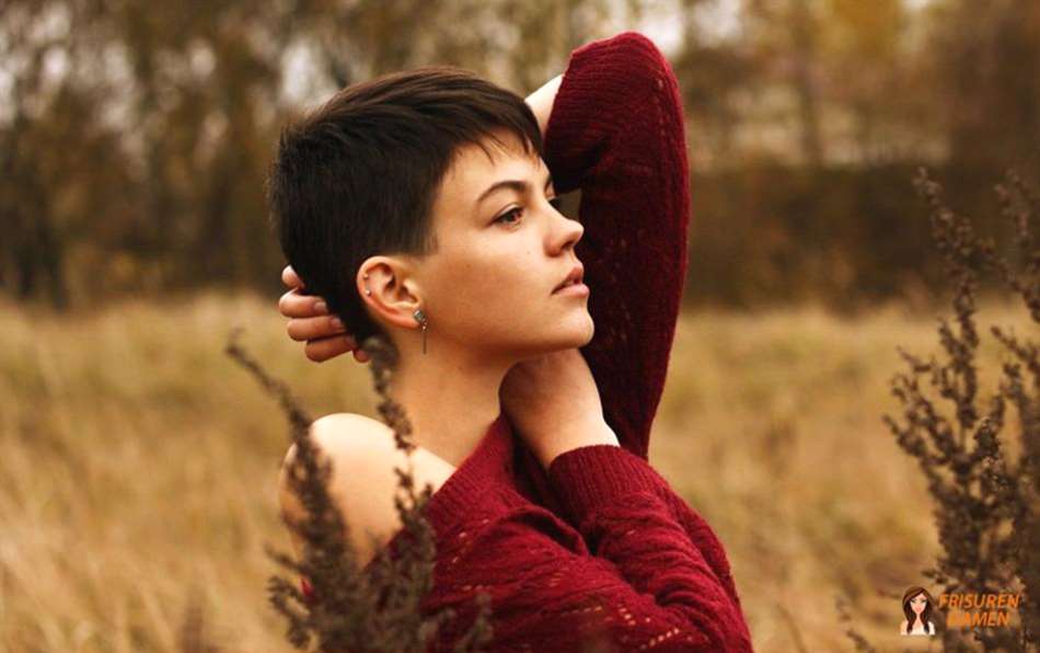 Schräger Pixie-Cut mit Seitenscheitel