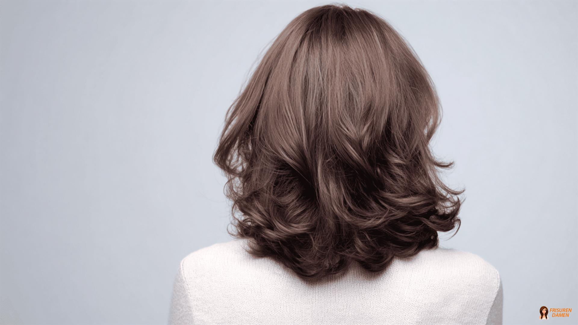 Schulterlang mit sanfter Dauerwelle oder Volumenwellen
