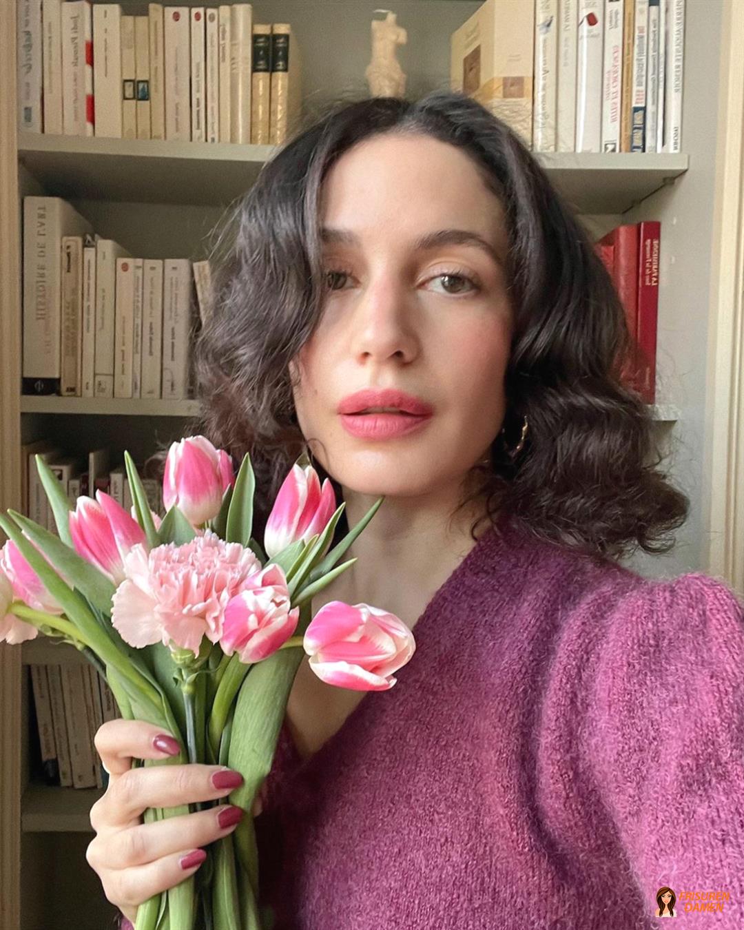 Schulterlanger gewellter Bob