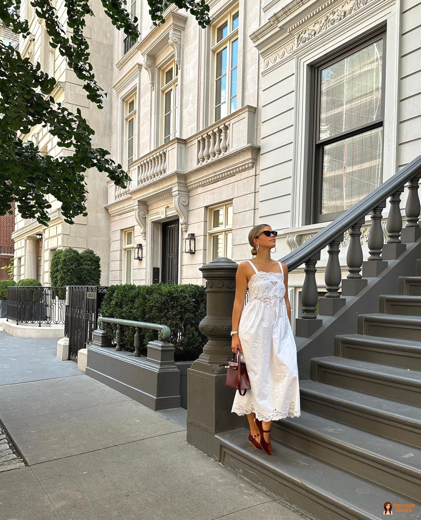 Zurückgesteckte Frisur mit schwungvoller Bewegung