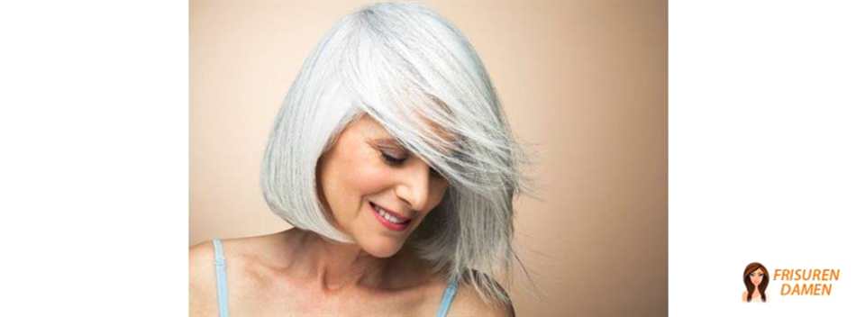Schwungvoller Seitenscheitel bei grauem Haar