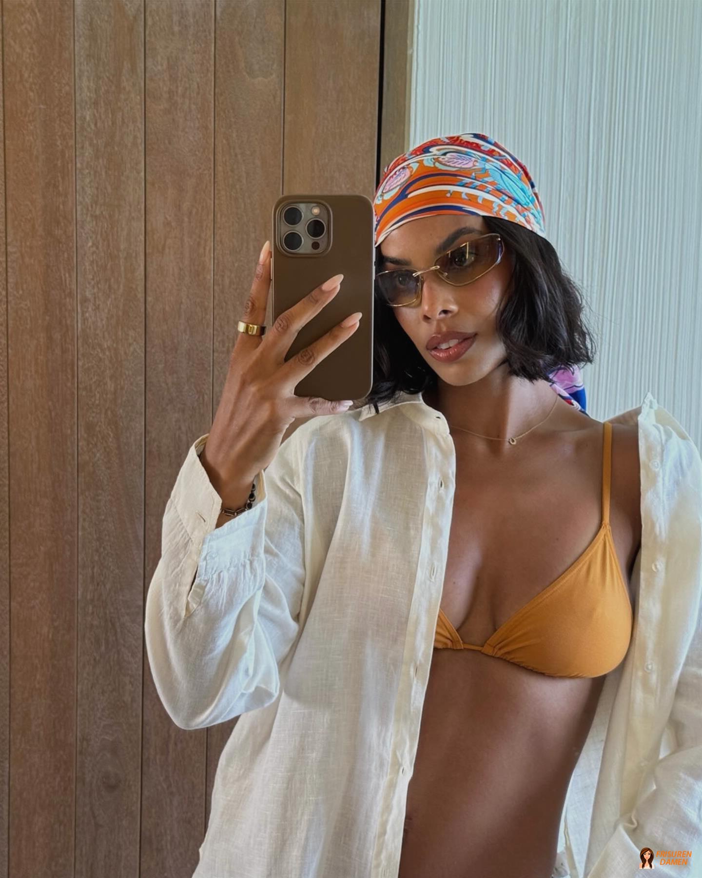 Bobfrisur mit Seidentuch für Frauen