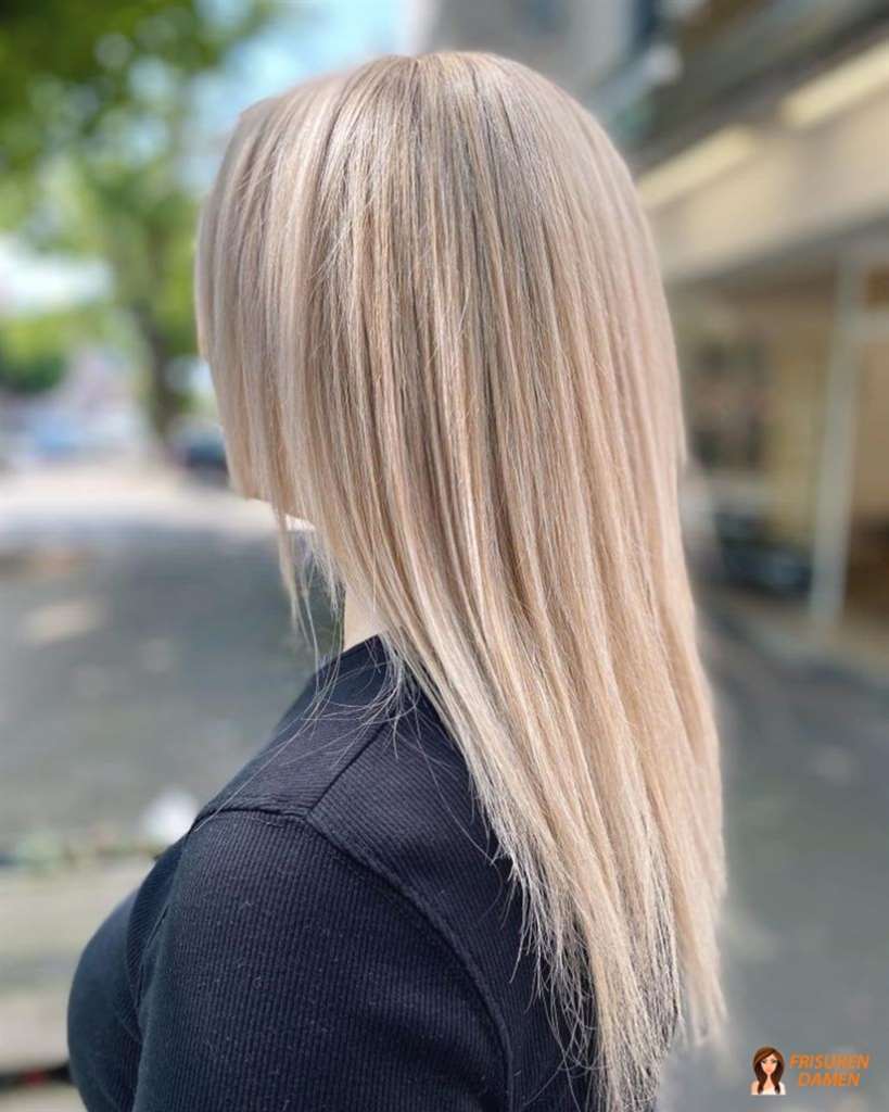 Seidig-glattes Haar mit eisigen Highlights für Frauen, kühles Blond mit spiegelndem Glanz und klarer Kontur