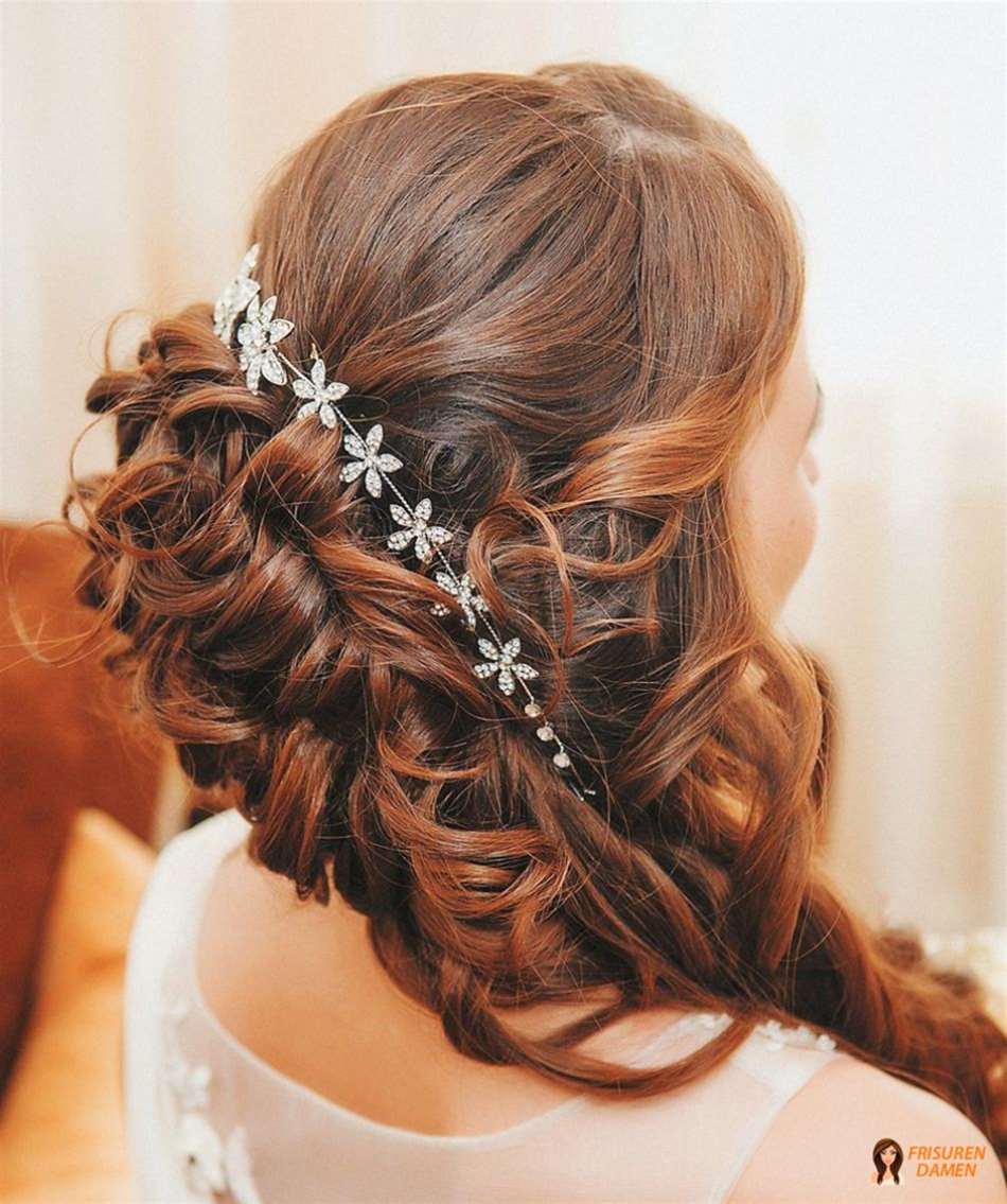 Seitlich hochgesteckte Frisur für Brautjungfern